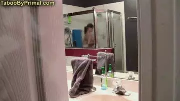 espiando a mãe no banho