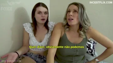 Madrasta e irmã consolando o enteado